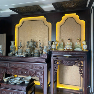 Mẫu Đôi Bàn Thờ Gia Tiên Kết Hợp Bàn Thờ Phật Tôn Nghiêm – Tông Màu Tối Sang Trọng